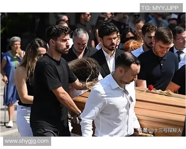 2017年足坛巨星纷纷告别赛场辉煌谢幕引发全球球迷热议